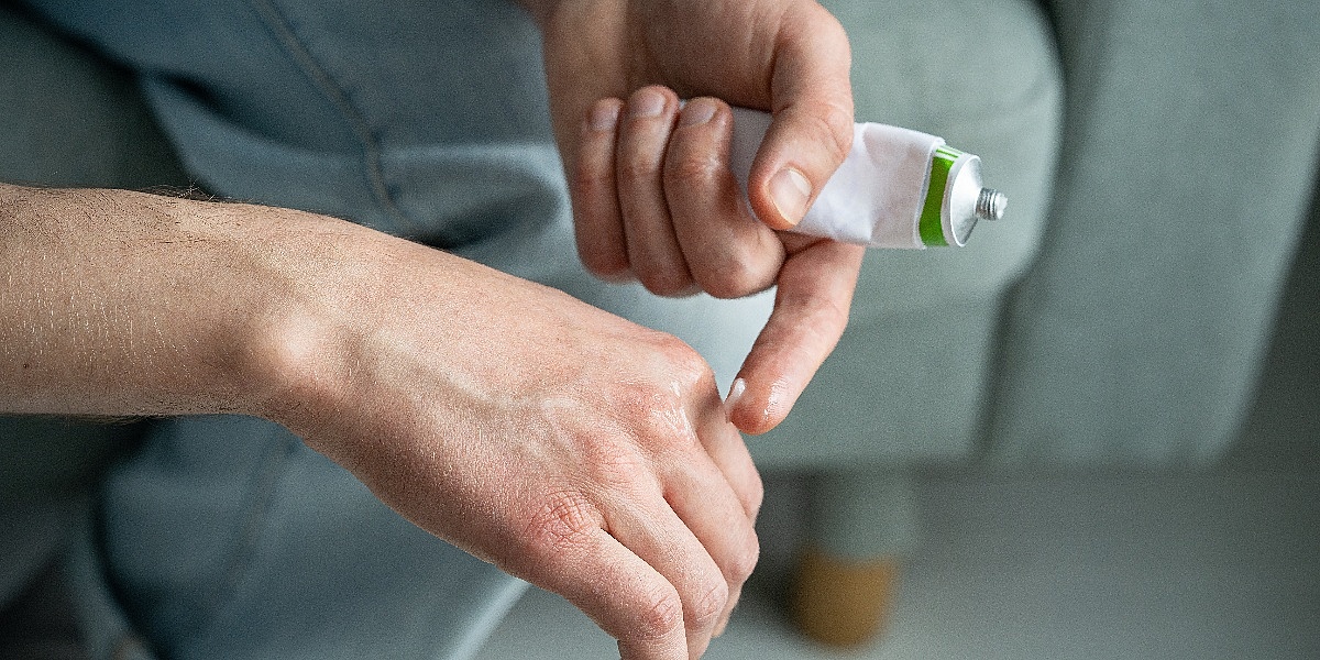Krenulo grijanje, koža puca: Dermatolozi savjetuju kraće tuširanje i kremu odmah nakon kupanja Krenulo grijanje, koža puca: Dermatolozi savjetuju kraće tuširanje i kremu odmah nakon kupanja