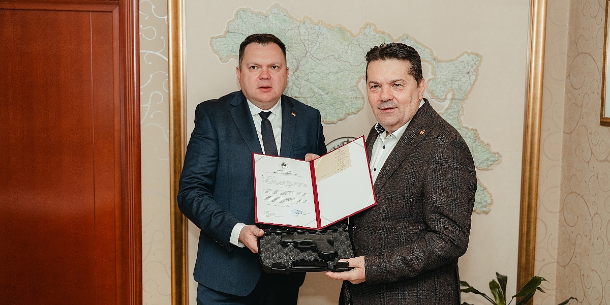 Ministar policije poklonio Nenadu Stevandiću pištolj Glock 19: Po zakonu u RS-u ga neće moći zadržati Ministar policije poklonio Nenadu Stevandiću pištolj Glock 19: Po zakonu u RS-u ga neće moći zadržati