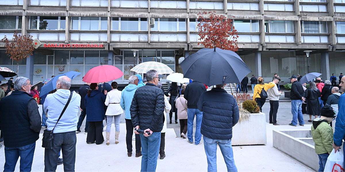 Zeničani protestuju ispred Gradske uprave zbog poskupljenja grijanja, vijećnicima poručili da se ne igraju s njima Zeničani protestuju ispred Gradske uprave zbog poskupljenja grijanja, vijećnicima poručili da se ne igraju s njima