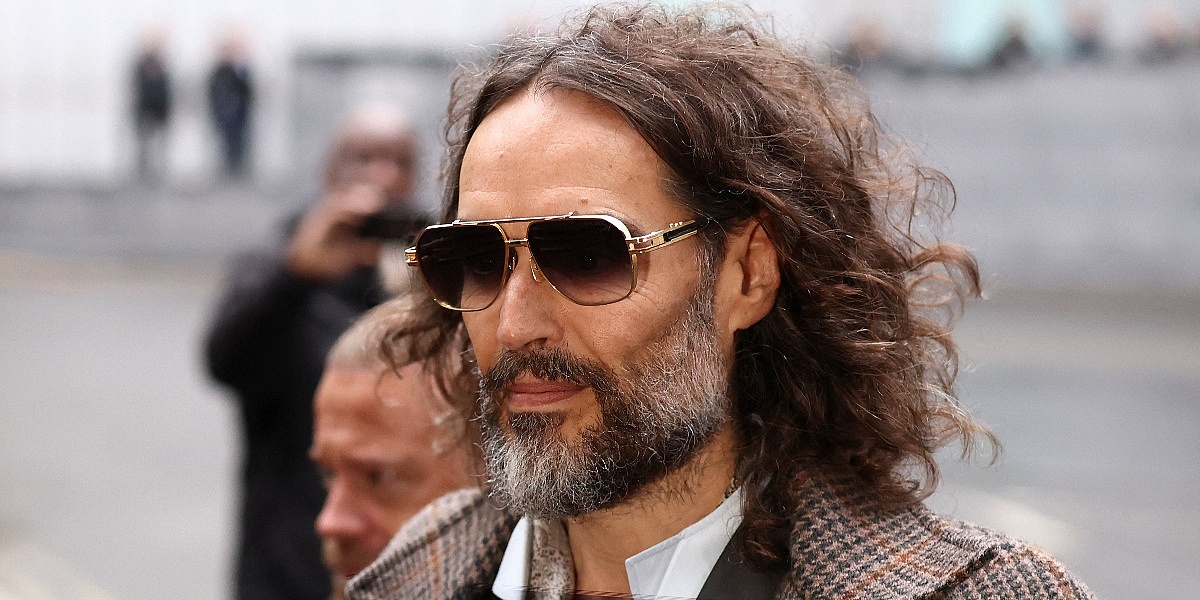 Russell Brand je u memoarima opisao kako je kao dijete šutirao psa niz stepenice, odlomak izazvao bijes Russell Brand je u memoarima opisao kako je kao dijete šutirao psa niz stepenice, odlomak izazvao bijes