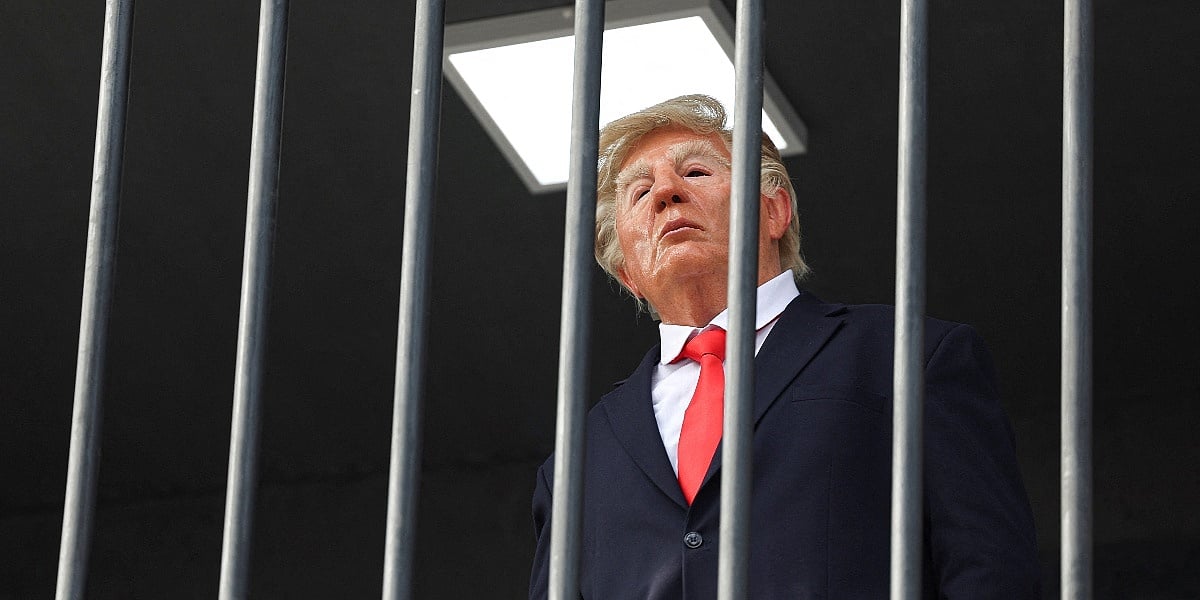 Performans u Teheranu: Glumac s maskom Trumpa u kavezu iznad trga Performans u Teheranu: Glumac s maskom Trumpa u kavezu iznad trga
