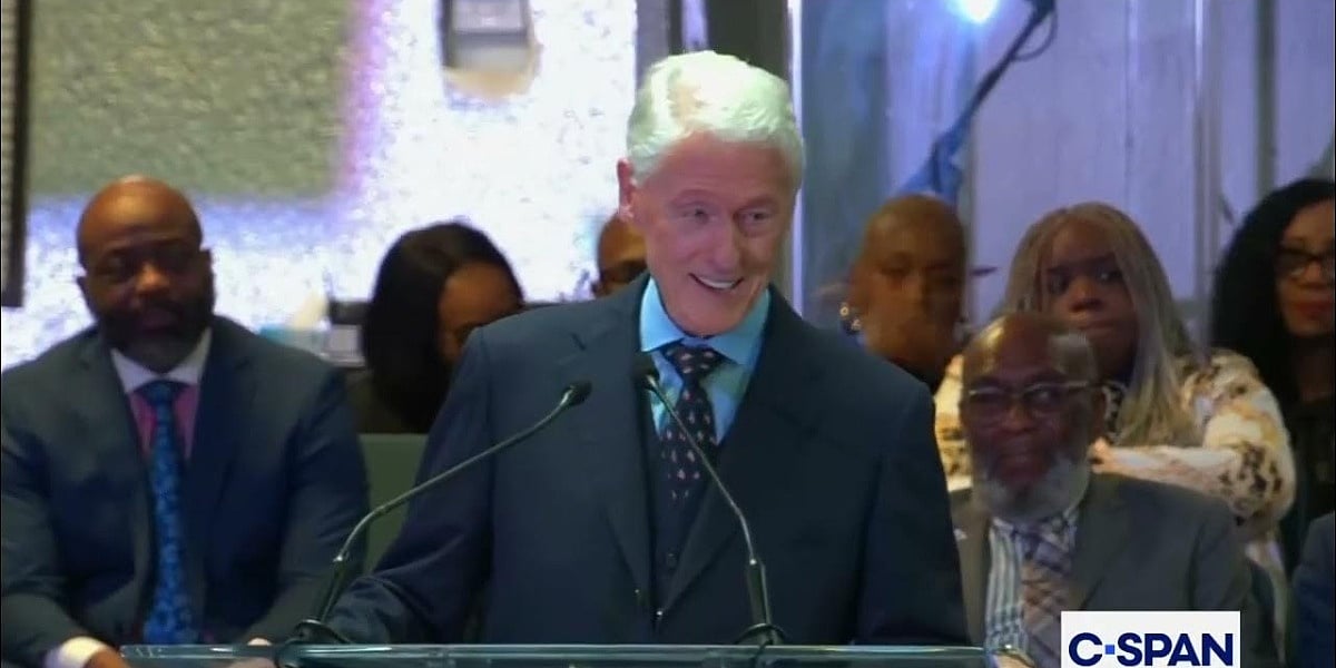 Bill Clinton citirao Kuran i poslao snažnu poruku o diskriminaciji: Ovo sam prvi put čuo od kćerke koja ga je pročitala Bill Clinton citirao Kuran i poslao snažnu poruku o diskriminaciji: Ovo sam prvi put čuo od kćerke koja ga je pročitala