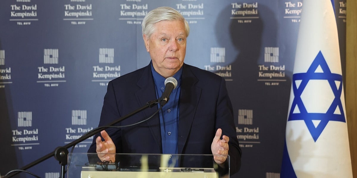 Tri muškarca u dokumentarcu tvrde da im je pokojni senator Lindsey Graham plaćao seks, jedan kaže da je imao 17 godina Tri muškarca u dokumentarcu tvrde da im je pokojni senator Lindsey Graham plaćao seks, jedan kaže da je imao 17 godina