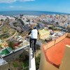 GoPro snimak vožnje biciklom po krovovima zgrada
