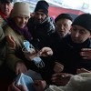 Uz naguravanje i nestrpljenje, penzioneri u Sarajevu razgrabili prve besplatne hirurške maske