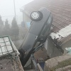 Sarajevo: Zbog magle automobilom sletio s ceste i završio na krovu kuće