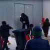 Izbjeglička djeca pobijedila srbijanskog policajca u grudvanju