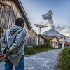 Sinabung je probuđen: Dim iz vulkana stapa se sa oblacima