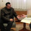 Vučić uručio srbijanski pasoš američkom glumcu Stevenu Seagalu