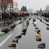 Građani Skoplja s cipelama u rukama protestovali protiv masovnog iseljavanja