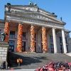 Umjetnička instalacija: Izbjeglički prsluci na zgradi koncertne dvorane u Berlinu
