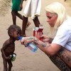 Dirljivi momenat: Humanitarka hrani izgladnjelo dijete koje su roditelji ostavili da umre