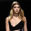 Gigi Hadid ponosno šetala pistom iako joj je ispala bradavica tokom revije