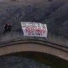 Red Army čvrsto stoji uz Velež: Transparenti na Starom mostu, antenskom stubu, terasi...