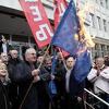 Beograd: Vojislav Šešelj zapalio zastavu Evropske unije i NATO-a