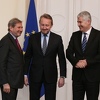 Izetbegović i Čović razgovarali sa Hahnom: Nastaviti sa provođenjem mjera iz Reformske agende