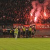 Igrači FK Sloboda s navijačima uz bakljadu proslavili plasman u finale Kupa BiH
