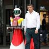 S robotom u kupovinu: Bahati kineski bogataš prošetao sa osam humanoidnih robota