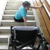 Problemi Tuzlanke Hate Bajrić: Na rukama se, vukući kolica, spušta sa petog sprata