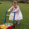 Pokloni i čestitke iz 64 države: Princezi Charlotte za prvi rođendan dijamantna zvečka, bajke, skafander...