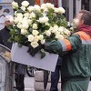 Nakon odavanja počasti u Dobrovoljačkoj radnik KJKP Rad bacio cvijeće i svijeće u kontejner