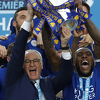 Zapamtite ovu fotografiju: Ranieri i igrači Leicestera podigli trofej Premiershipa