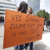 Srednjoškolci performansom ispred SCC-a pitali: Zašto još niste otišli?