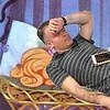 Uhvatili šefa kako spava na poslu pa napravili smiješne fotografije