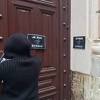 Sarajevske feministkinje na ulaz u rezidenciju kardinala Puljića zalijepile "Je suis štraca" postere