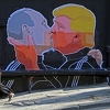 Donald Trump i Vladimir Putin na muralu u strastvenom zagrljaju i poljupcu