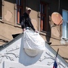 Muškarac se popeo na krov Ambasade Slovenije u Sarajevu i prijeti da će skočiti