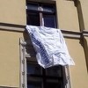 Bijeli čaršafi na prozorima kancelarija Saveza logoraša u BiH