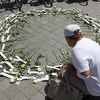 Dan bijelih traka u Prijedoru: Mirna šetnja, ruže i cipele za sjećanje na ubijenu djecu