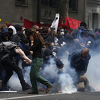Protesti u Parizu: Demonstranti razbijaju prozore i bacaju kamenje, a policija uzvratila vodenim topovima