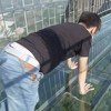 Prestrašeni turisti vrište dok prelaze stakleni most iznad kanjona u Kini