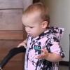 Simpatični duo: Beba pomaže tati u obavljanju kućnih poslova