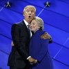 Kako su korisnici društvenih mreža vidjeli zagrljaj Obame i Clinton