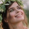 Alena Balašova, šarm sa cvijećem u kosi