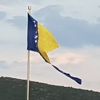 Pocijepana zastava BiH na Graničnom prijelazu Bijača