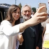 Svi žele selfie s De Nirom: Slavni glumac se fotografisao s fanovima ispred Narodnog pozorišta