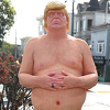 Anarhisti postavili statue golog Trumpa "opremljenog" malim penisom