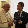 Mark Zuckerberg posjetio papu i poklonio mu poseban uređaj Aquilla za pristup internetu