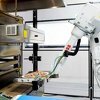 Robot kompanije Zume Pizza pomaže u pravljenju pizze