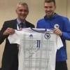Džeko ICG-u poklonio dres, gluhim osobama na znakovnom jeziku poručio da podrže Zmajeve