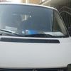 Maskirani muškarac u kombiju snimljen ispred škole u Sarajevu