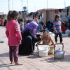 Iračke porodice napuštaju domove i pješače u Mosul, IDIL bi ih mogao koristiti kao živi štit
