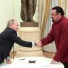 Vladimir Putin uručio ruski pasoš holivudskom glumcu Stevenu Seagalu