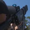 DroneGun je puška za ometanje leta dronova