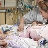 Dirljivi momenat: Nekada tijelom spojene blizanke vidjele se prvi put nakon operacije razdvajanja