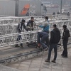 Počelo postavljanje 50-metarske bine za doček Nove godine u Sarajevu uz Dinu Merlina